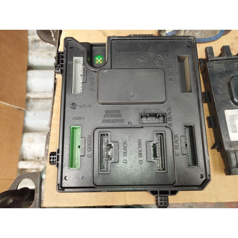 Recambio de caja reles / fusibles para renault scénic iii (jz0/1_) 1.5 dci referencia OEM IAM 284B17882R  S180098101