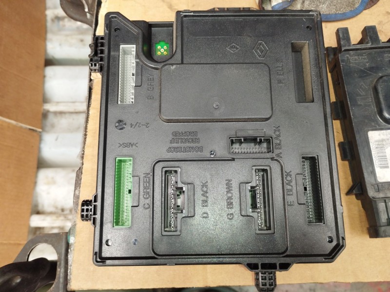 Recambio de caja reles / fusibles para renault scénic iii (jz0/1_) 1.5 dci referencia OEM IAM 284B17882R  S180098101