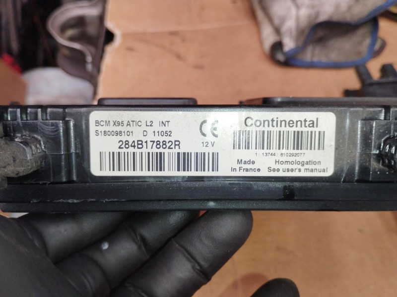 Recambio de caja reles / fusibles para renault scénic iii (jz0/1_) 1.5 dci referencia OEM IAM 284B17882R  S180098101