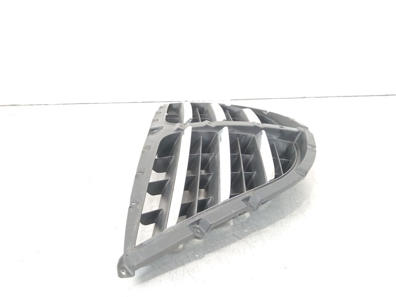 Recambio de rejilla delantera para ssangyong rodius xdi referencia OEM IAM 7945121010  7945021010