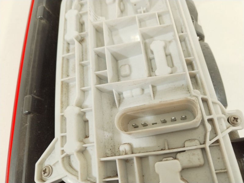 Recambio de piloto trasero derecho para volkswagen caddy furgón/kombi furgón bluemotion referencia OEM IAM 2K1945096F  