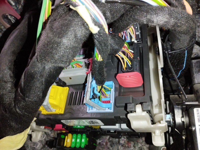 Recambio de caja reles / fusibles para citroën c4 picasso ii 1.6 bluehdi 120 referencia OEM IAM 9819851380  