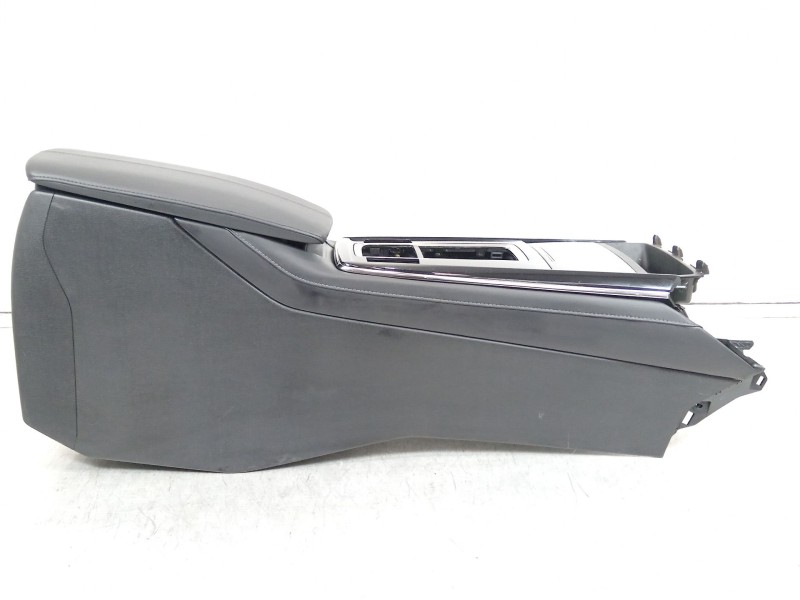 Recambio de apoyabrazos central para mazda cx-30 zenith referencia OEM IAM DGH964441  