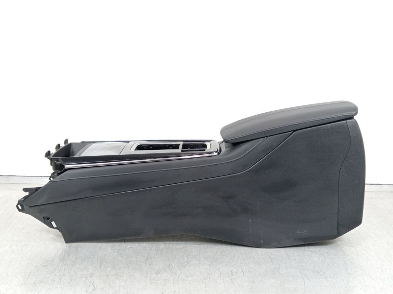 Recambio de apoyabrazos central para mazda cx-30 zenith referencia OEM IAM DGH964441  