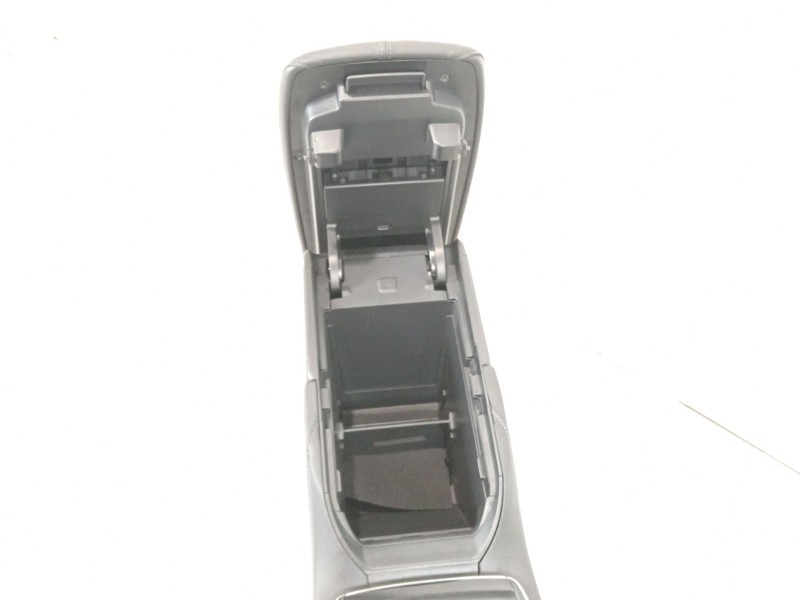 Recambio de apoyabrazos central para mazda cx-30 zenith referencia OEM IAM DGH964441  