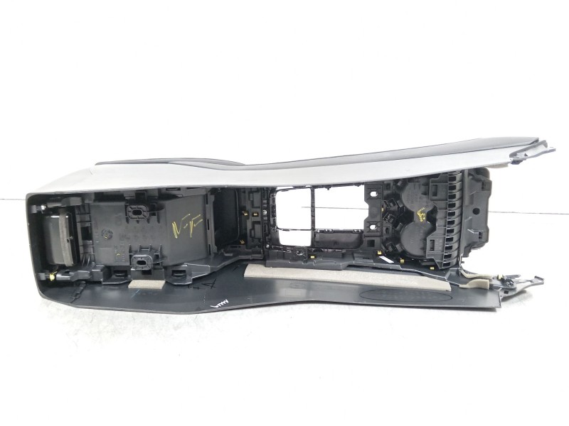 Recambio de apoyabrazos central para mazda cx-30 zenith referencia OEM IAM DGH964441  