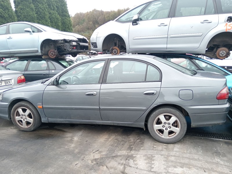 toyota avensis liftback (_t22_) del año 2002