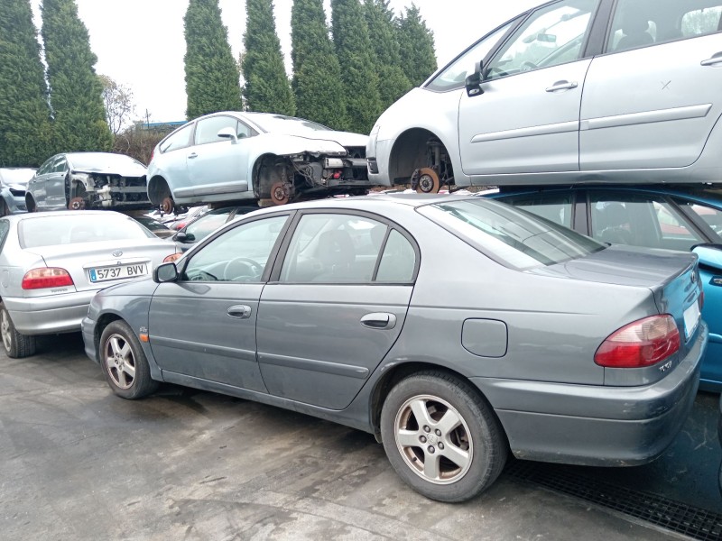 toyota avensis liftback (_t22_) del año 2002