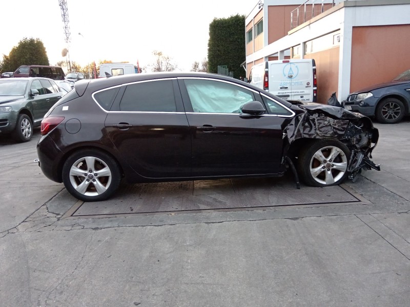 opel astra j gtc del año 2012