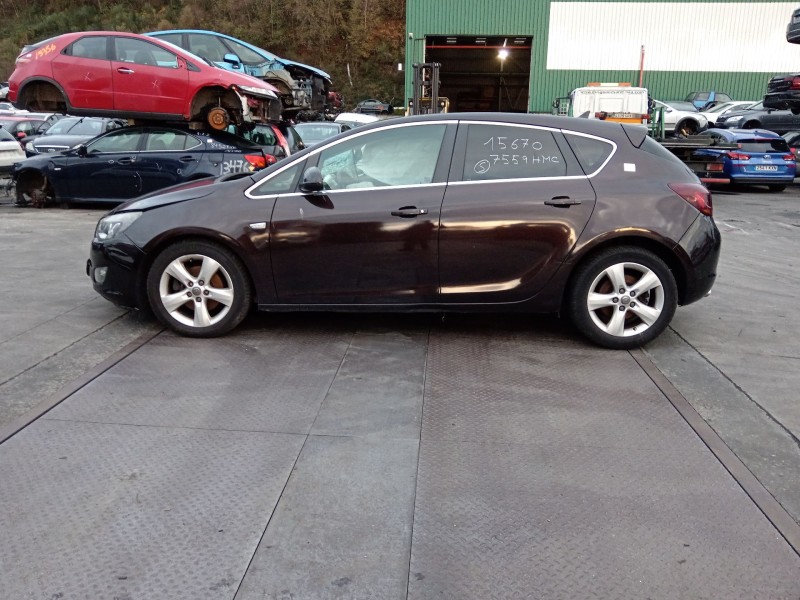 opel astra j gtc del año 2012