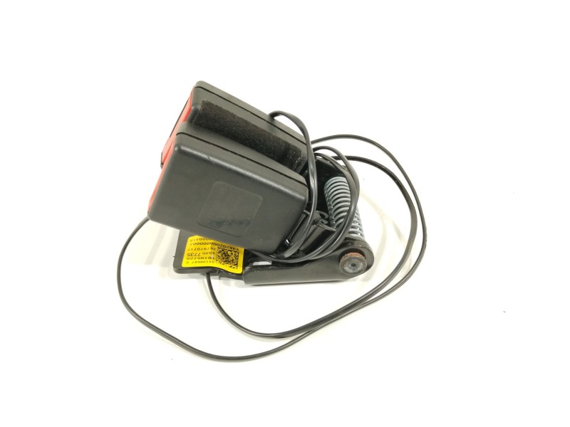 Recambio de enganche cinturon trasero central para opel adam unlimited ecoflex referencia OEM IAM 13357735 34139684A 34139687C