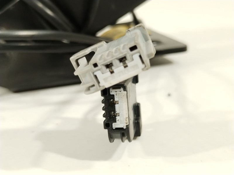 Recambio de enganche cinturon trasero central para opel adam unlimited ecoflex referencia OEM IAM 13357735 34139684A 34139687C