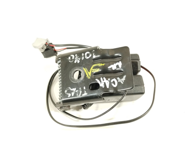 Recambio de enganche cinturon trasero central para opel adam unlimited ecoflex referencia OEM IAM 13357735 34139684A 34139687C