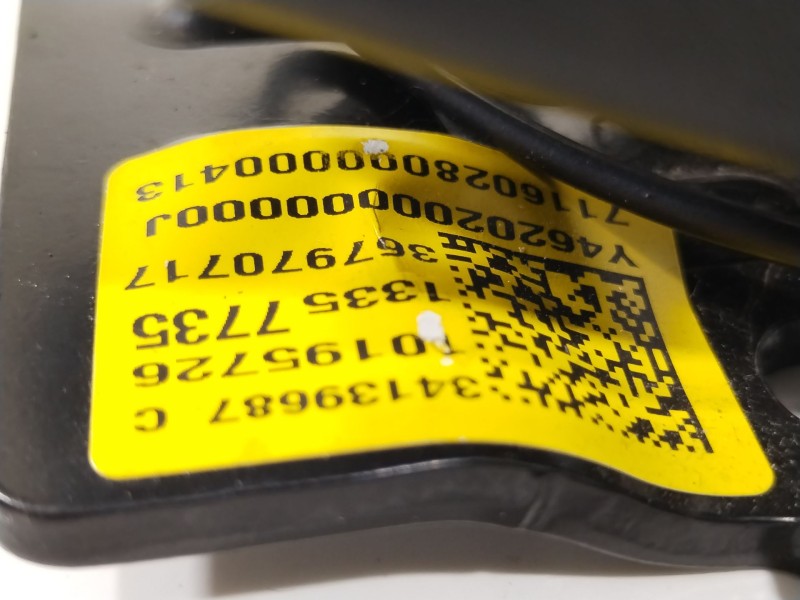 Recambio de enganche cinturon trasero central para opel adam unlimited ecoflex referencia OEM IAM 13357735 34139684A 34139687C
