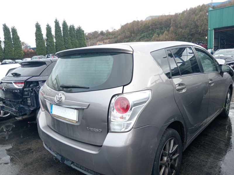 toyota verso (_r2_) del año 2015