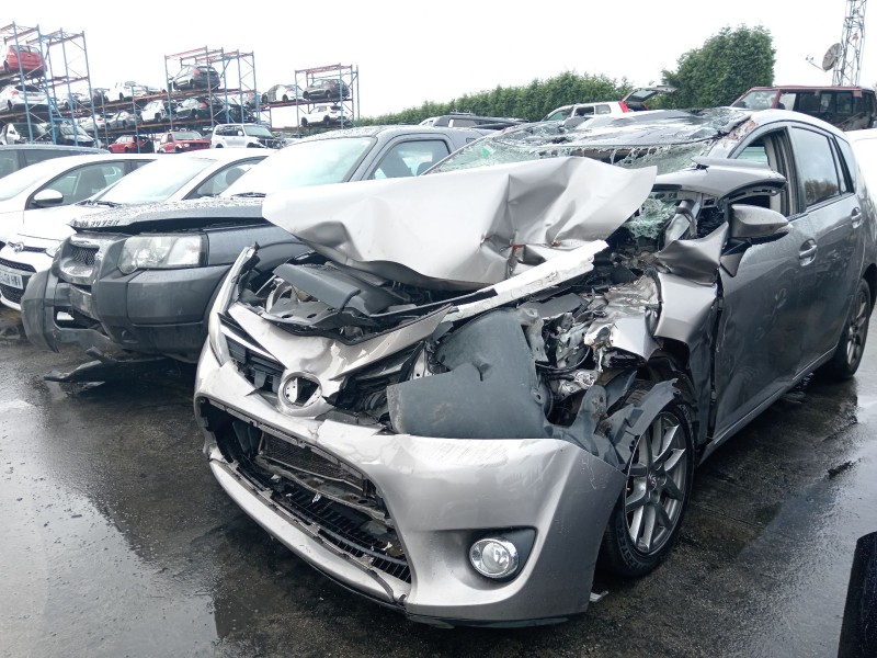 toyota verso (_r2_) del año 2015