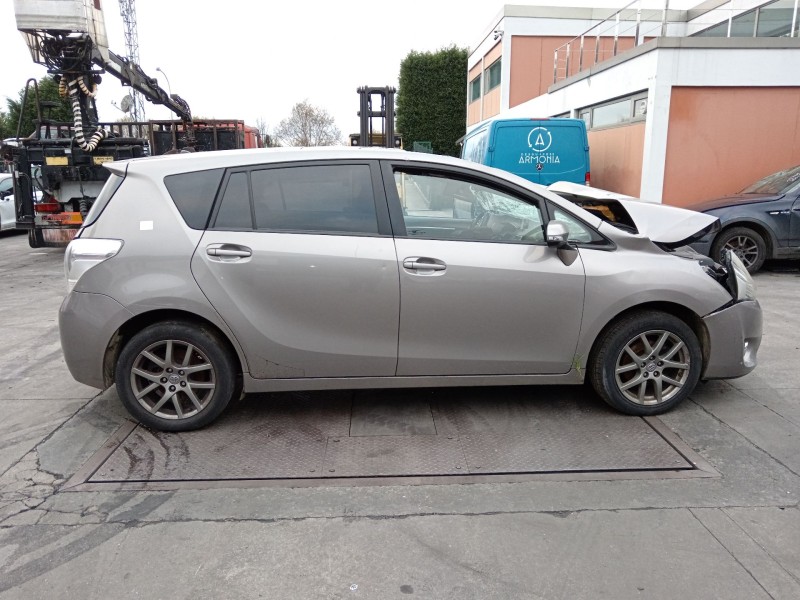 toyota verso (_r2_) del año 2015