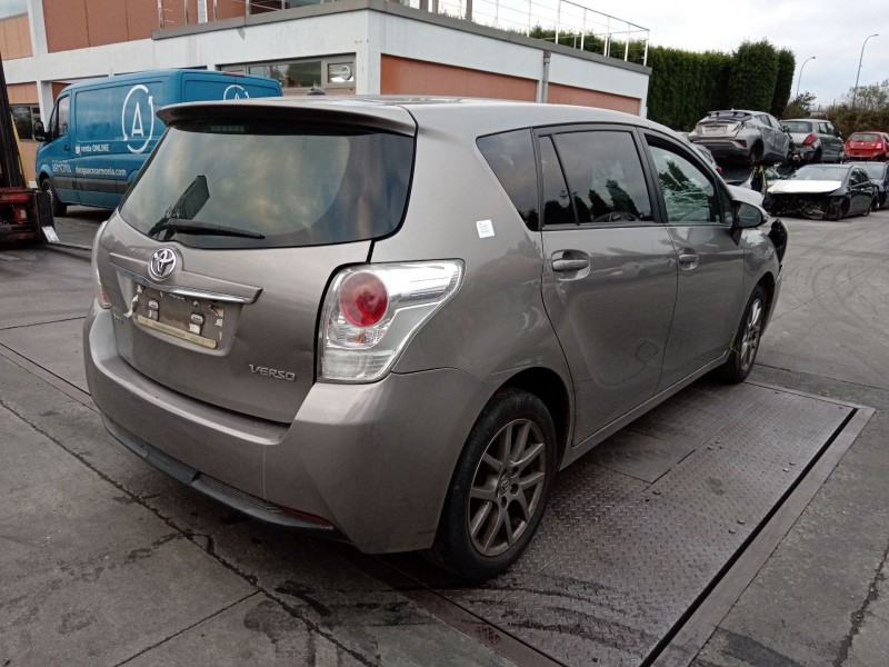 toyota verso (_r2_) del año 2015