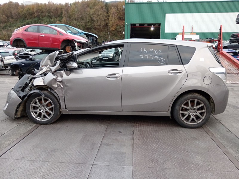 toyota verso (_r2_) del año 2015