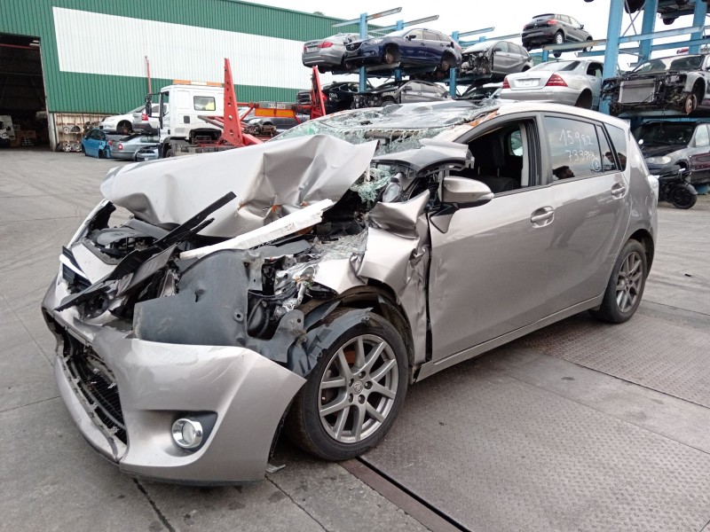 toyota verso (_r2_) del año 2015