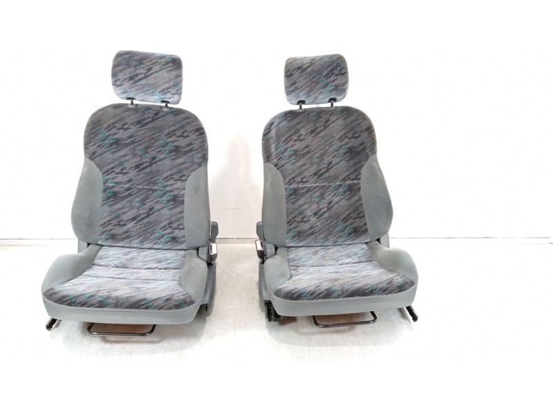 Recambio de juego asientos completo para citroën saxo 1.4 vts referencia OEM IAM saxo vts  