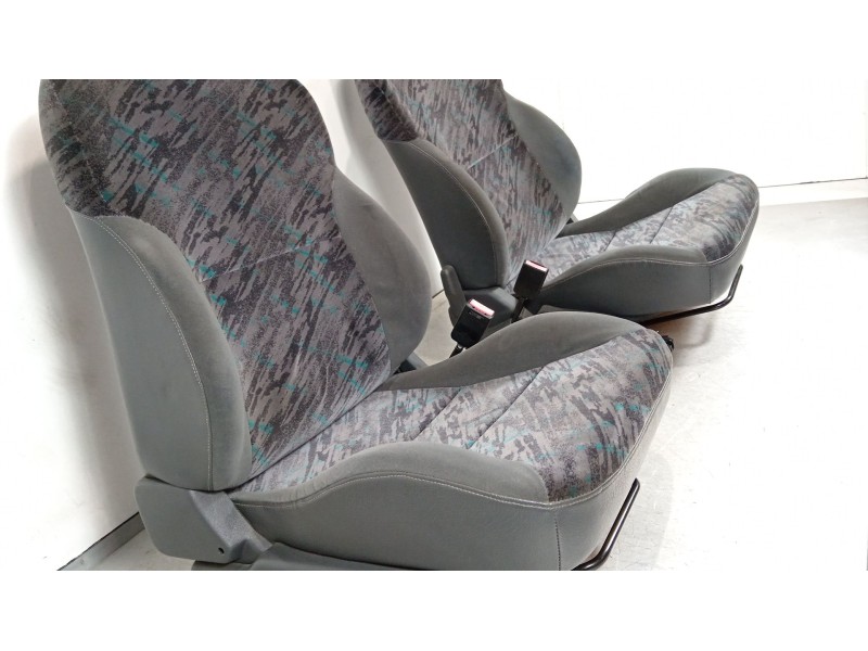 Recambio de juego asientos completo para citroën saxo 1.4 vts referencia OEM IAM saxo vts  