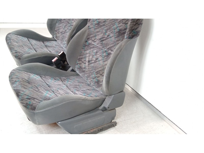 Recambio de juego asientos completo para citroën saxo 1.4 vts referencia OEM IAM saxo vts  