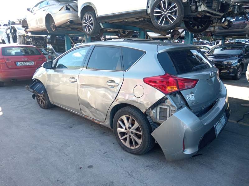 toyota auris (_e18_) del año 2013