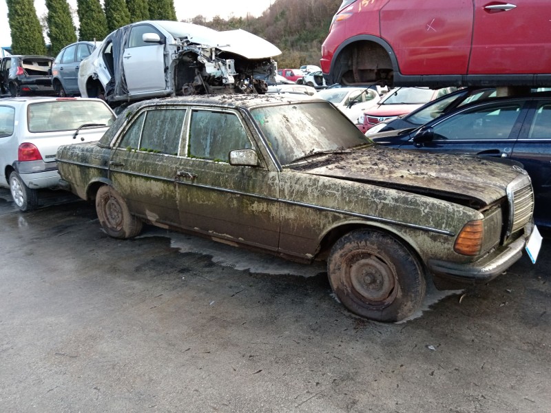mercedes-benz 123 sedán (w123) del año 2025