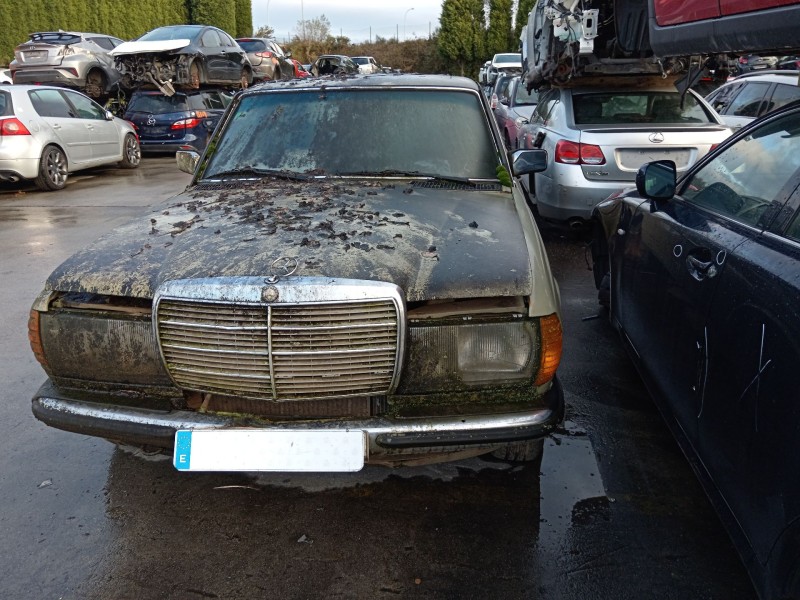 mercedes-benz 123 sedán (w123) del año 2025