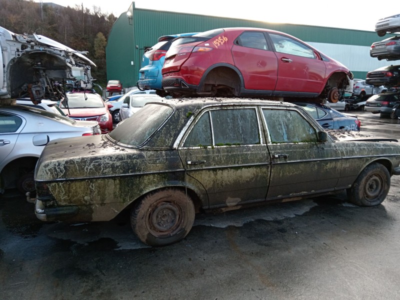 mercedes-benz 123 sedán (w123) del año 2025