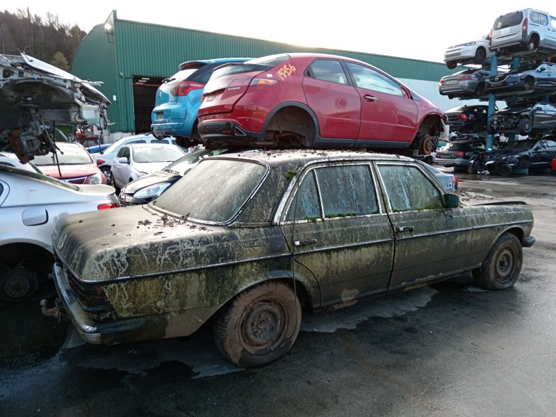 mercedes-benz 123 sedán (w123) del año 2025