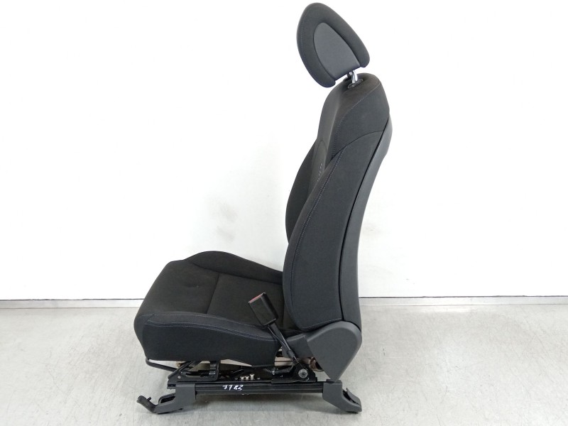 Recambio de asiento delantero derecho para hyundai tucson kosmo 4wd referencia OEM IAM 88460D 7010  