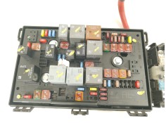 Recambio de caja reles / fusibles para opel astra j (p10) 2.0 cdti (68) referencia OEM IAM 13318785 1110035AB C11000139 2