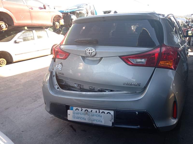 toyota auris (_e18_) del año 2013