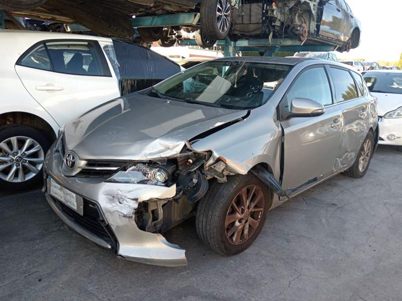 toyota auris (_e18_) del año 2013