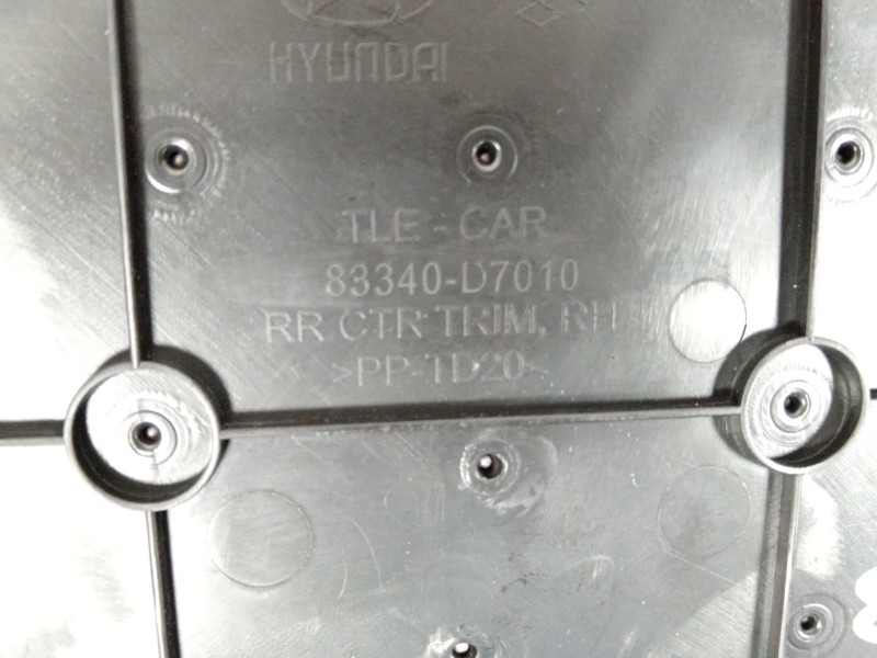 Recambio de guarnecido puerta trasera derecha para hyundai tucson kosmo 4wd referencia OEM IAM 83302D7080 83381D700 83361D7000