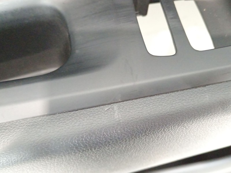 Recambio de guarnecido puerta delantera izquierda para hyundai tucson style 2wd referencia OEM IAM 82301N703  