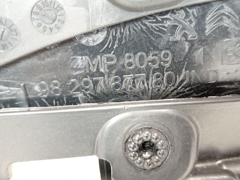 Recambio de guarnecido puerta delantera derecha para peugeot 208 2020 referencia OEM IAM 9829787780  