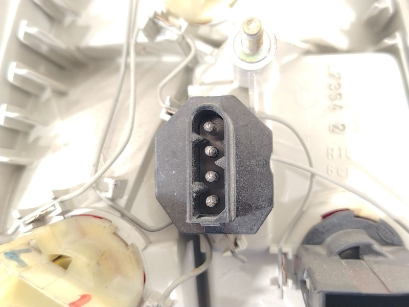 Recambio de piloto trasero derecho para bmw 5 (e34) 520 i 24v referencia OEM IAM 63211384010 133690 