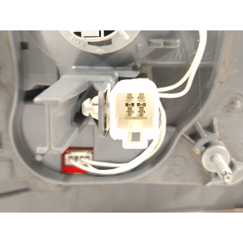 Recambio de piloto trasero izquierdo para toyota avensis sedán (_t27_) 2.0 d-4d (adt270_) referencia OEM IAM 8156105270  