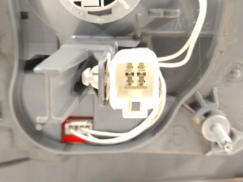 Recambio de piloto trasero izquierdo para toyota avensis sedán (_t27_) 2.0 d-4d (adt270_) referencia OEM IAM 8156105270  