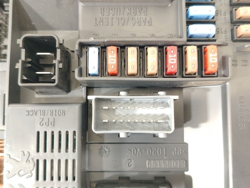 Recambio de caja reles / fusibles para citroën c4 cactus 1.6 hdi 90 referencia OEM IAM 9807531680 BSIN02 