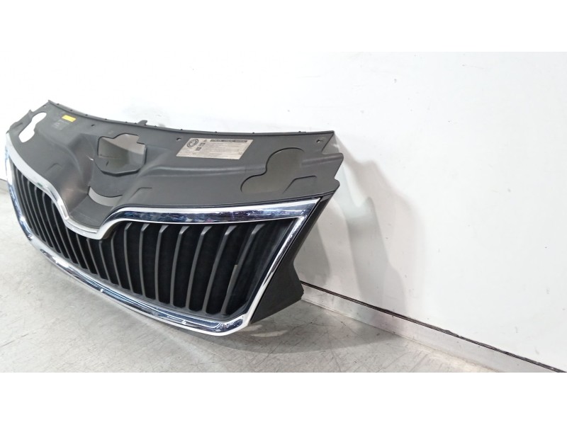 Recambio de rejilla delantera para skoda rapid spaceback (nh1) 1.4 tdi referencia OEM IAM 5JA853668  
