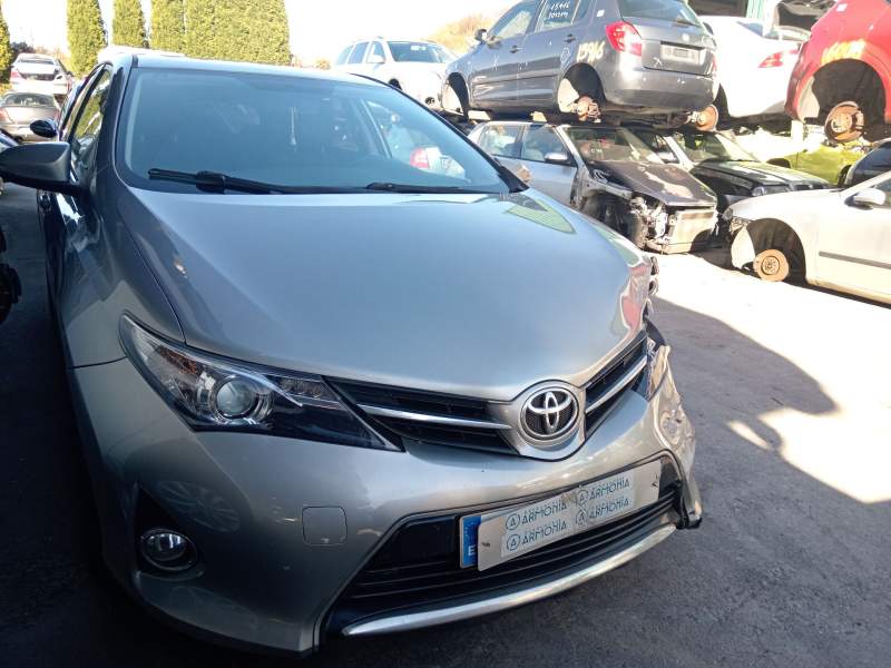 toyota auris (_e18_) del año 2013