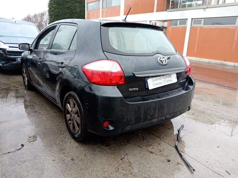 toyota auris (_e15_) del año 2012