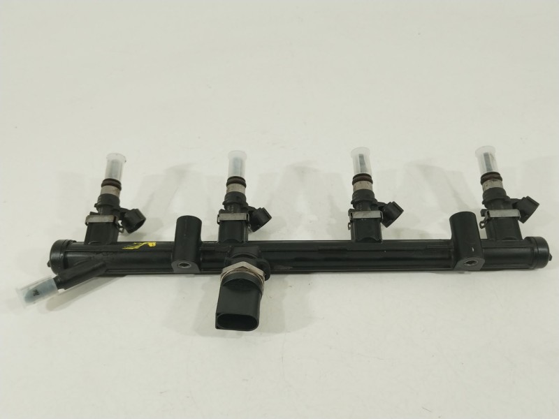 Recambio de rampa inyectora para seat leon (5f1) cupra 280 referencia OEM IAM 06K133681A  