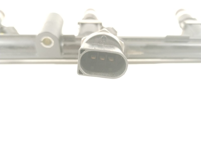 Recambio de rampa inyectora para seat leon (5f1) cupra 280 referencia OEM IAM 06K133681A  