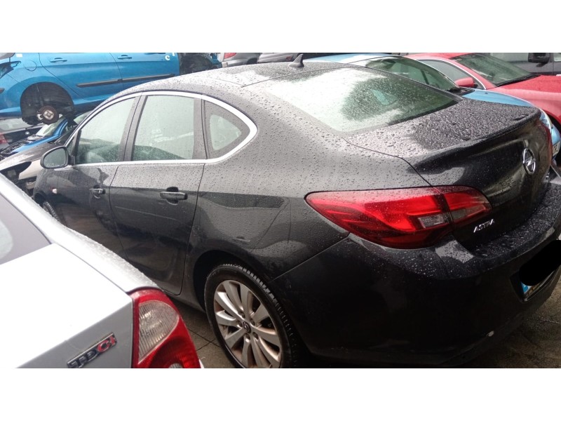 opel astra j sedán del año 2013