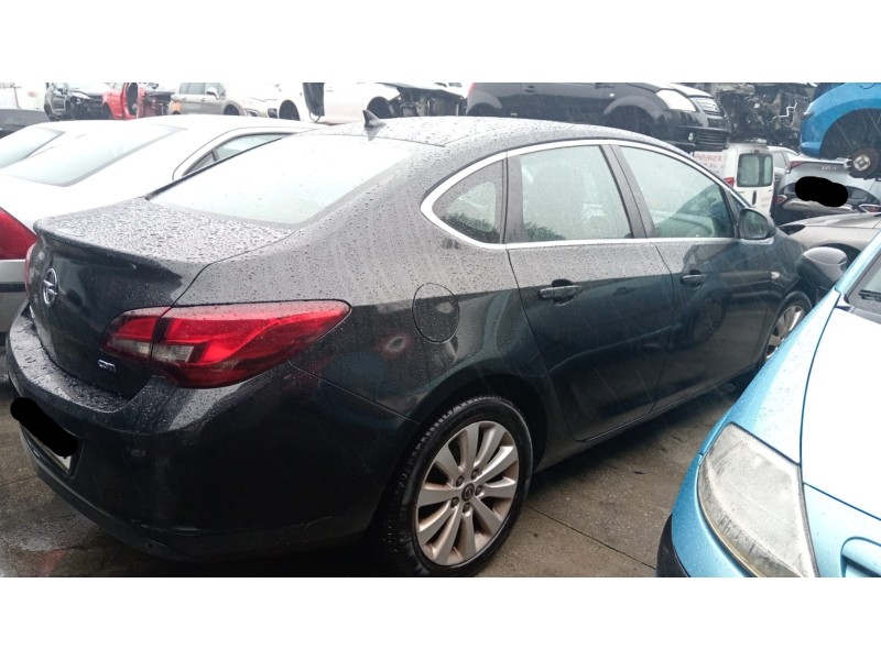 opel astra j sedán del año 2013